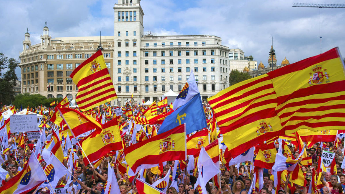 Manifestación con banderas españolas en Barcelona