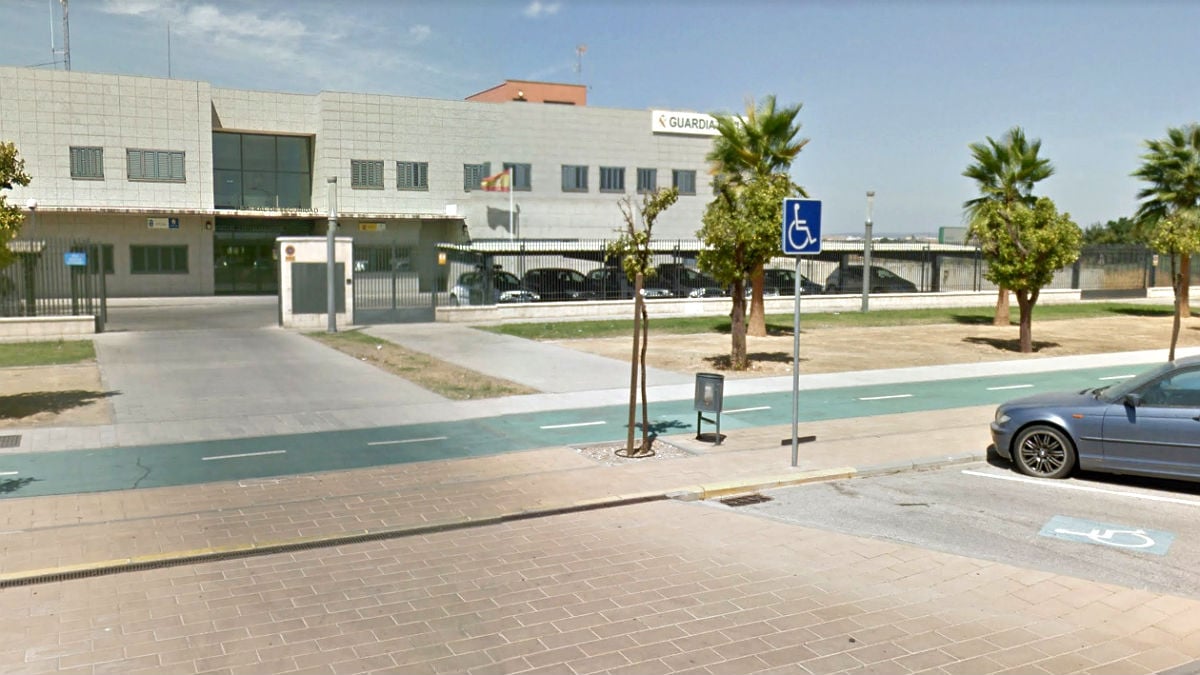Fachada del cuartel de la Guardia Civil de La Rinconada, en Sevilla.