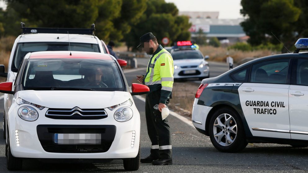 La Guardia Civil en un control rutinario en carretera. (Foto: EFE)