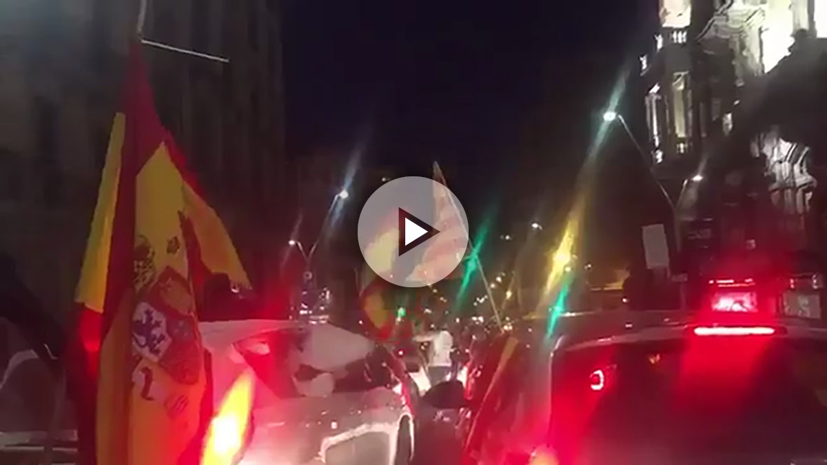 Una caravana de coches con banderas españolas ha recorrido este sábado Barcelona.