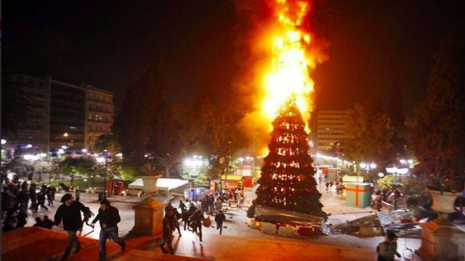 IU felicita la Navidad con un árbol en llamas en una plaza pública