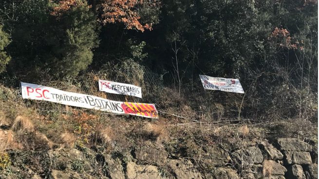 Los vecinos de Puigdemont reciben a los socialistas acusándoles de «verdugos, traidores y mercenarios»