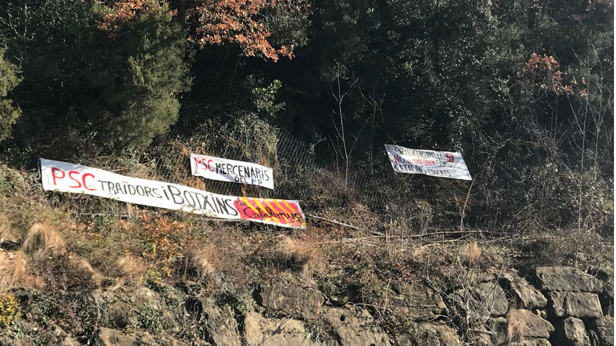 Pancartas contra el PSC en el pueblo de Puigdemont.