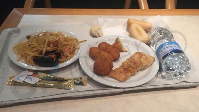 El cutre menú de Nochebuena de la Policía en los barcos de Cataluña: unos espaguetis y fritos grasientos