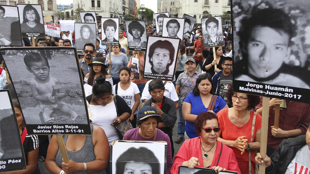 Protestas en Perú por el indulto a Alberto Fujimori con carteles con sus víctimas. (Foto: AFP)