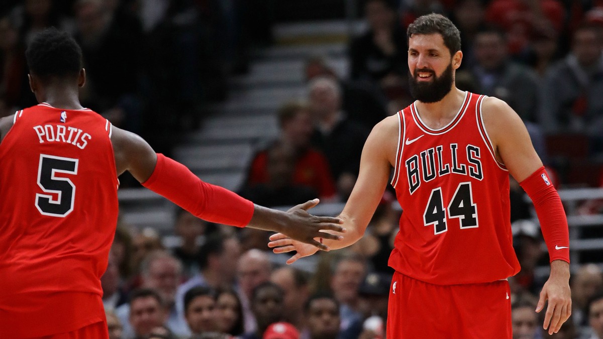 Mirotic, felicitado por Portis. (Getty)