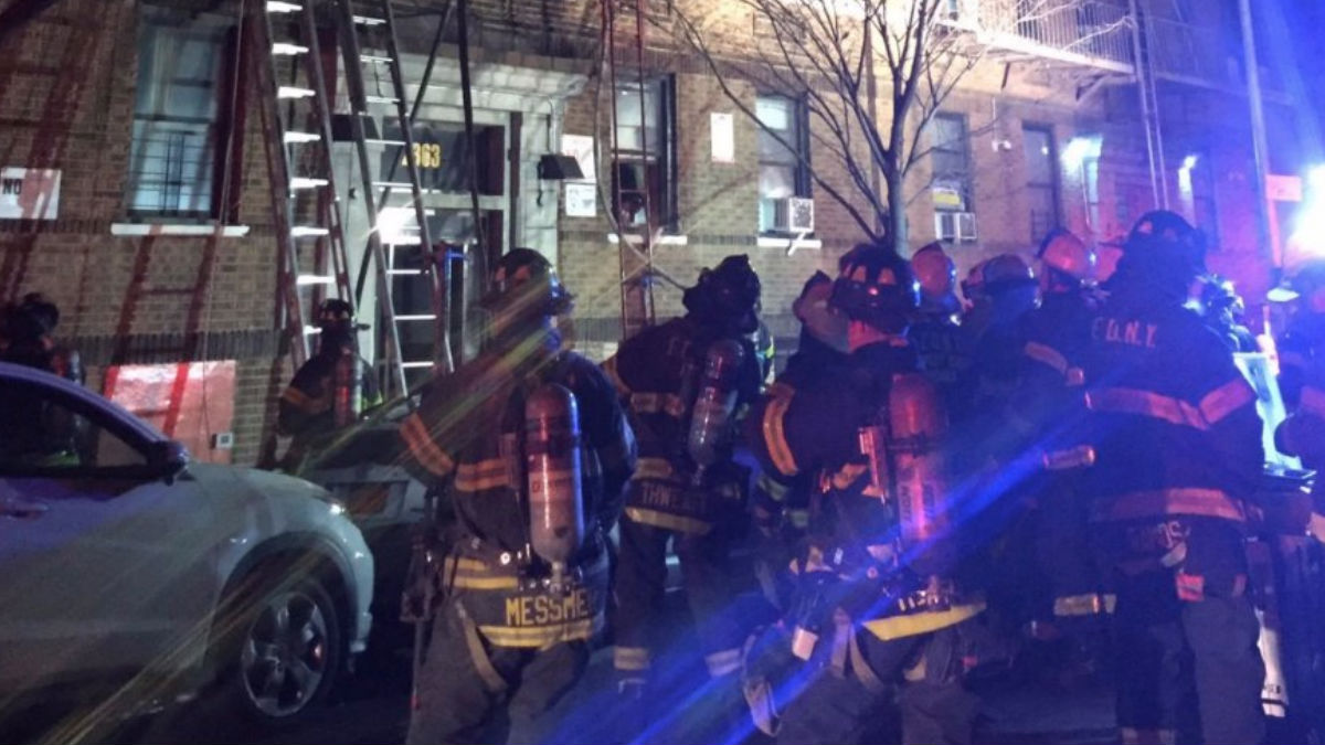 Bomberos de Nueva York trabajan en el lugar del incidente. Foto: Twitter