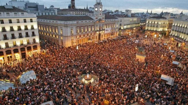 La madrileña plaza de Sol abarrotada durante la Nochevieja para asistir a las campanadas que anuncian el año nuevo.