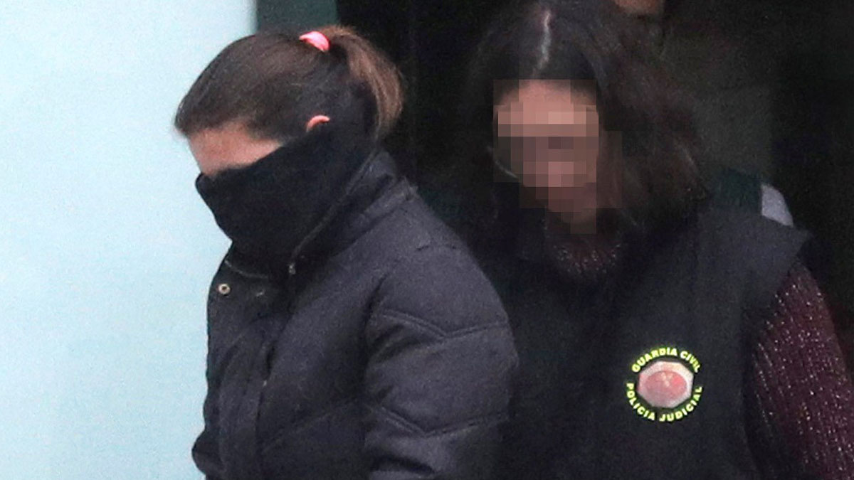 Agentes de la Guardia Civil, en el cuartel de Padrón, trasladan detenida a la mujer de ‘El Chicle’, arrestado por la desaparición de Diana Quer. (EFE)