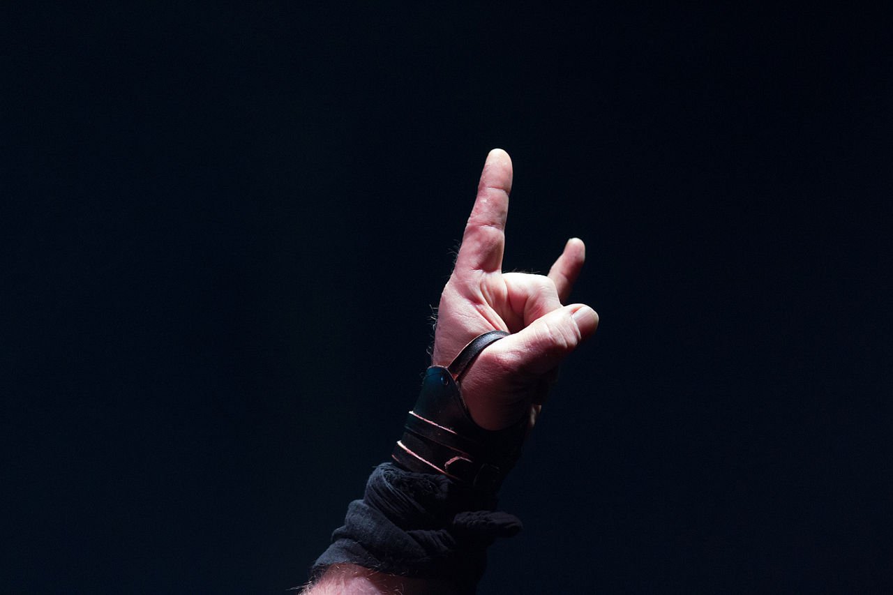 ¿Qué significa el símbolo del rock con la mano?: Este es el origen del ‘signo de los cuernos’