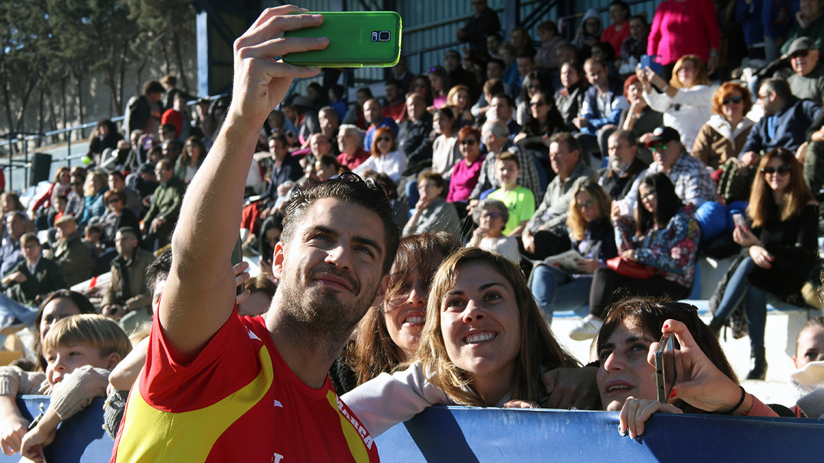 Las fans fueron las más afortunadas en el partido benéfico celebrado en Móstoles (Foto: E. Falcón)