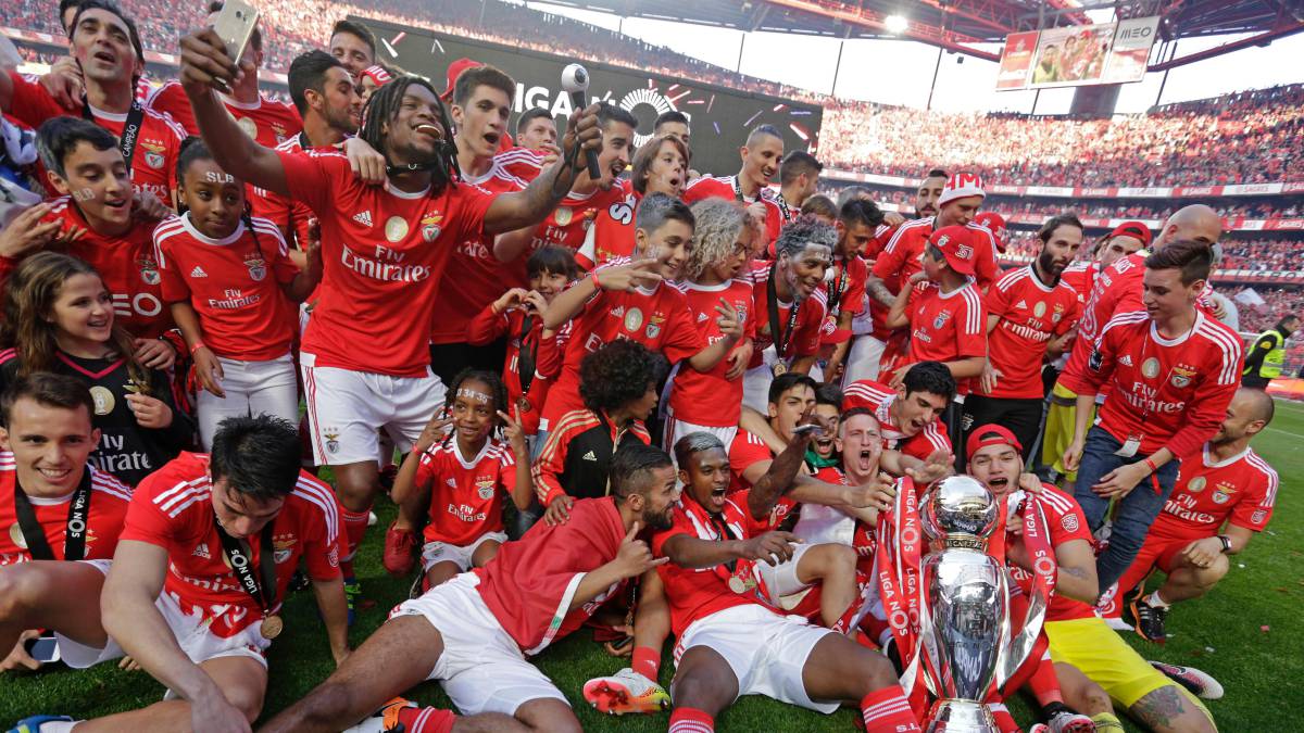 Los jugadores del Benfica celebran el título. (AFP)