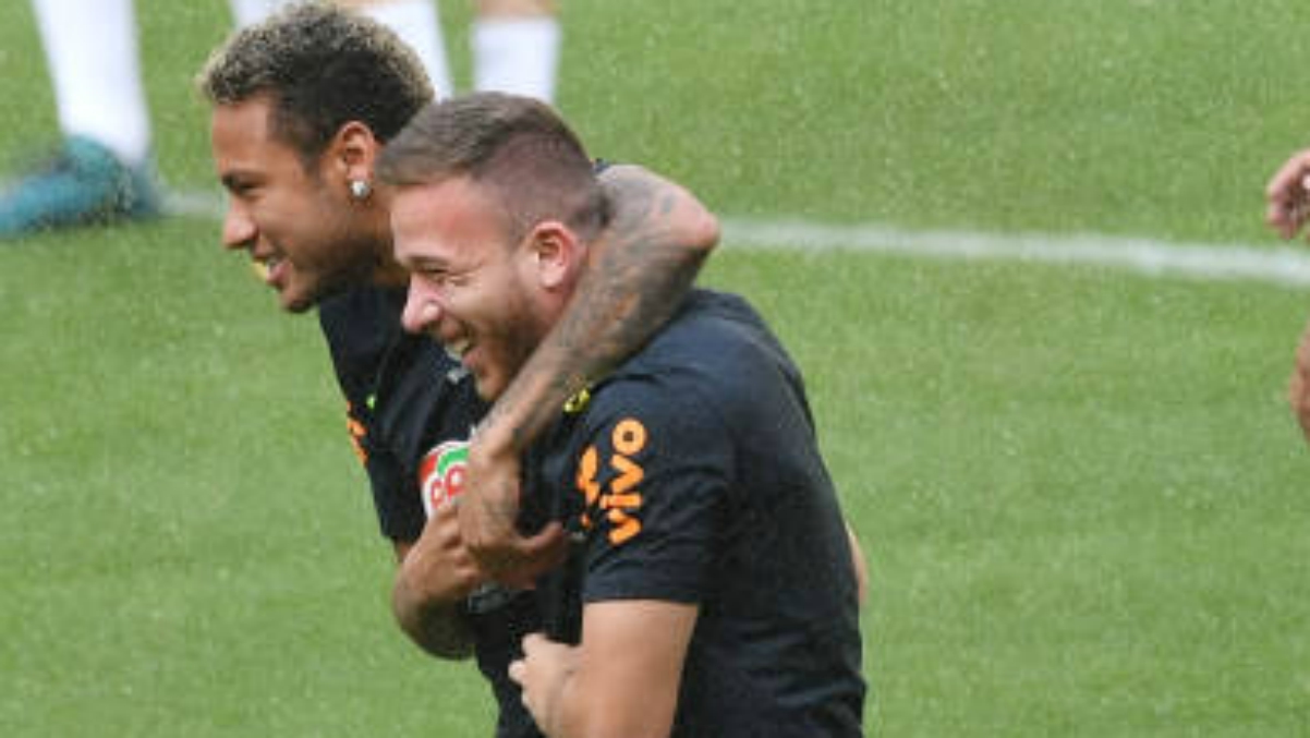 Arthur y Neymar durante un entrenamiento con Brasil. (Getty Images)