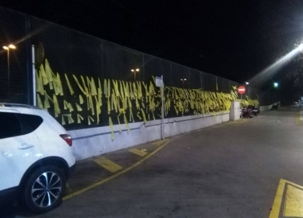 Lazos amarillos en una valla de la avenida Mossen Jaume Soler de Calafell. Foto: FB