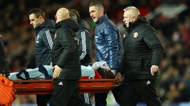 Susto en Old Trafford: Lukaku se marchó del campo en camilla y con asistencia respiratoria