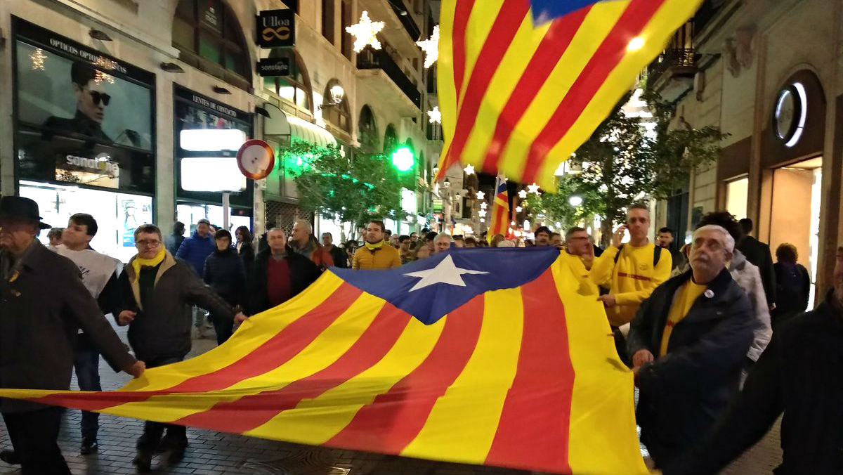 Una gran bandera estelada independentista encabeza la manifestación que este sábado ha recorrido las calles de Palma de Mallorca.