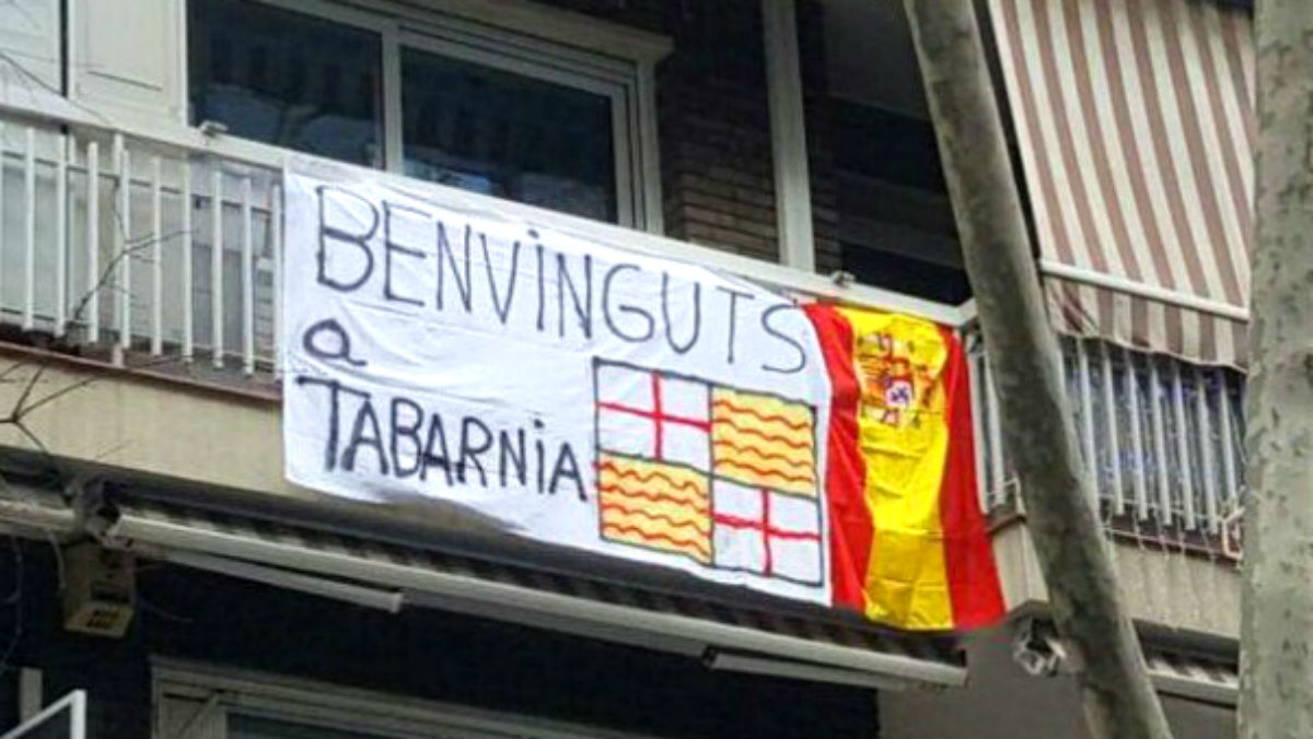 El escudo de Tabarnia y la bandera española, en un balcón de Barcelona.