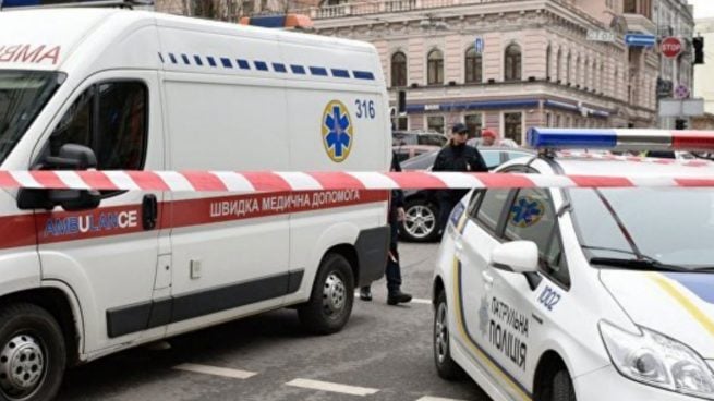 Un coche de Policía y una ambulancia en el lugar del secuestro en Jarkov (Ukrania)