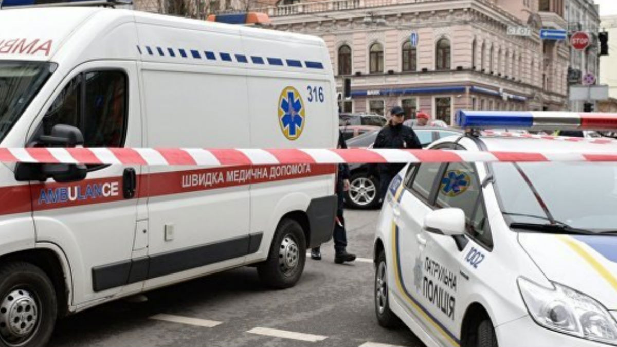 Un coche de Policía y una ambulancia en el lugar del secuestro en Jarkov (Ukrania)