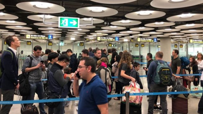 Colas enormes para pasar el control de pasaportes del aeropuerto de Barajas en plenas navidades. Foto: OKD