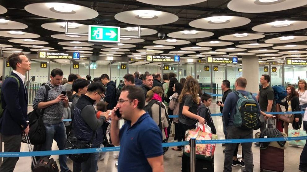 Colas enormes para pasar el control de pasaportes del aeropuerto de Barajas en plenas navidades. Foto: OKD