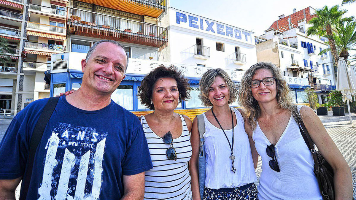 El actor de TV3 Toni Albà y sus hermanas, ante el restaurante que regentan en Vilanova i la Geltrú.