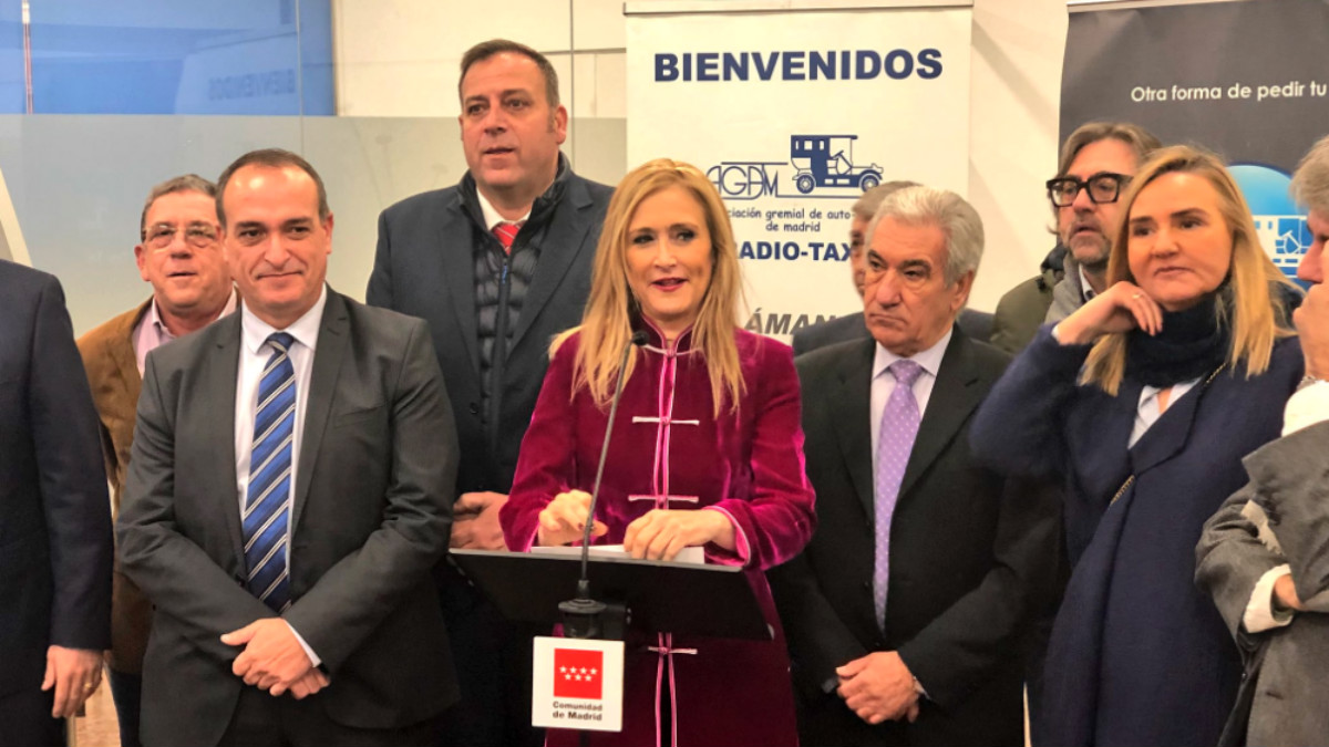 La presidenta madrileña, Cristina Cifuentes, con la Asociación Gremial del Taxi.