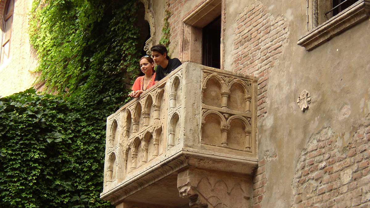 Si vas a Verona, no olvides visitar el número 23 de la Vía Capello. Allí encontrarás la casa de la protagonista de Romeo y Julieta