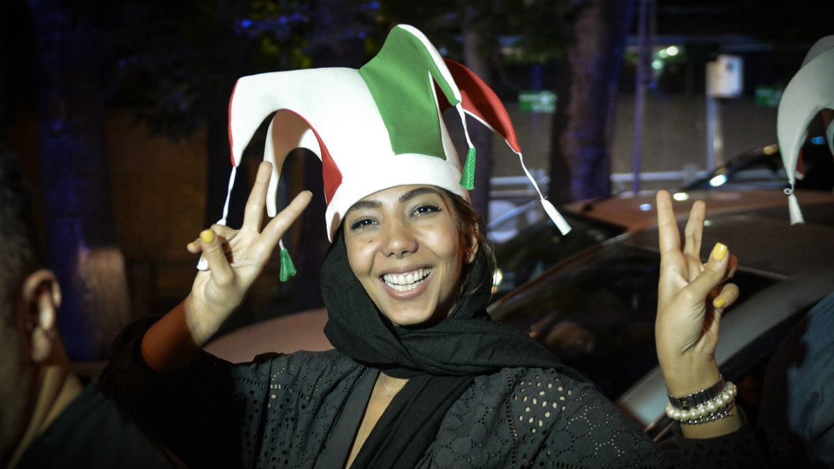 Una mujer iraní celebra en Teherán la clasificación de la selección de su país para el Mundial de fútbol. (Getty)