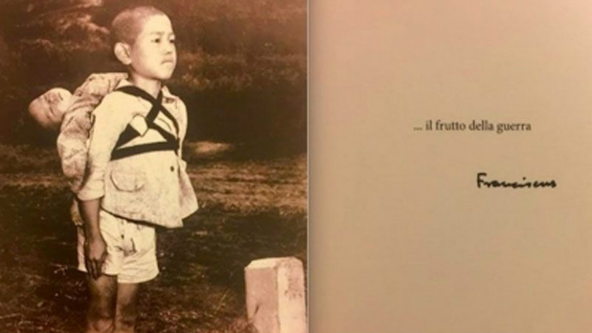 La postal de un niño en Nagasaki con su hermano muerto a la espalda, con la que el Papa ha mandado un alegato contra la guerra.