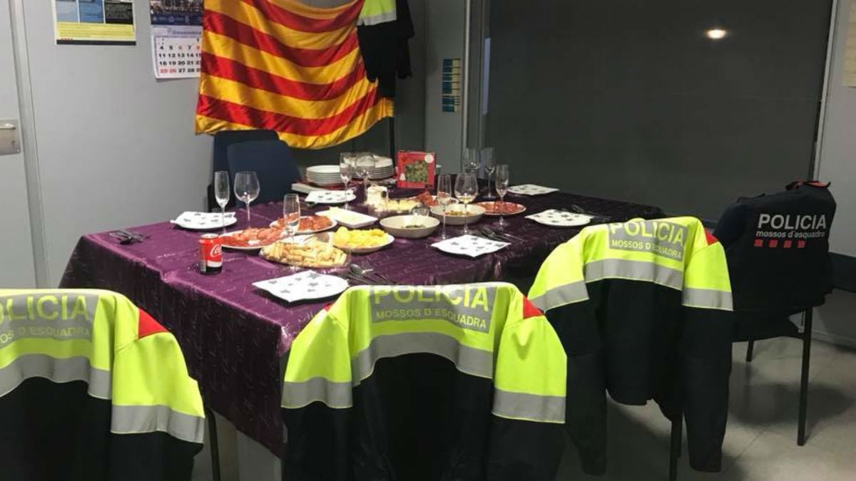 Mossos publican foto de su cena y se burlan de las servidas en los barcos a la  Policía Nacional y Guardia Civil