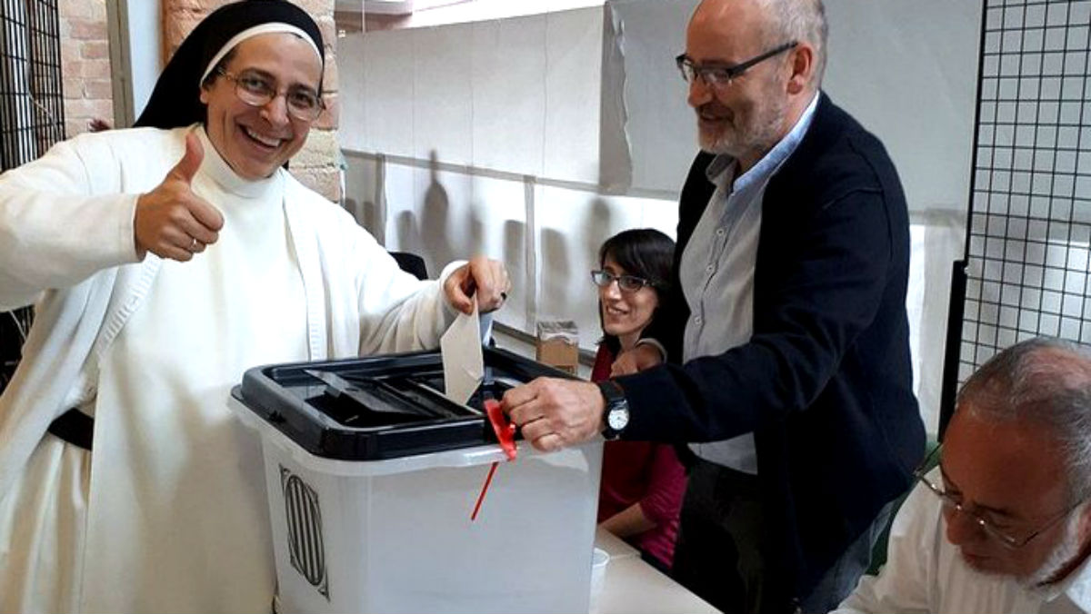 La monja independentista Sor Lucía Caram vota en el referéndum ilegal del 1-O.