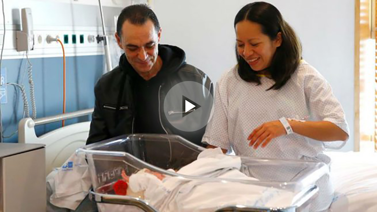 Karen Herrea, nicaagüense, y su marido, Joaquin López, español, miran su hijo Derek Manuel, que ha sido el primer niño nacido en 2018 en los hospitales de la Comunidad de Madrid., Foto: EFE
