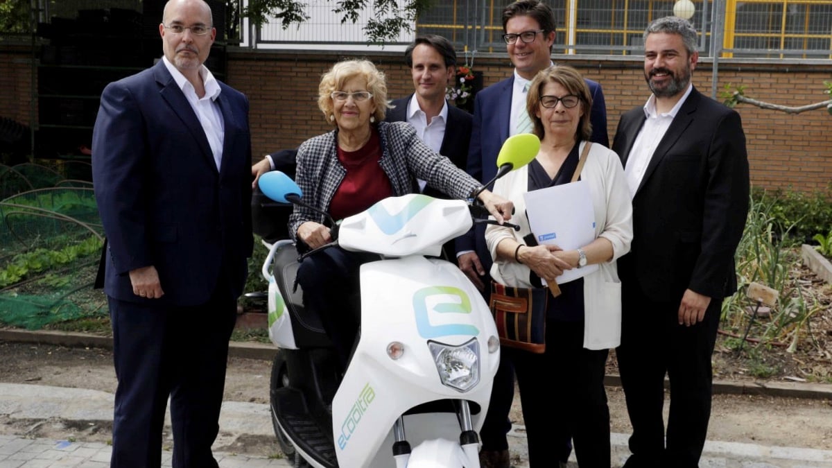 La alcaldesa en La alcaldesa Manuela Carmena presentando el servicio de alquiler de motos eléctricas junto a Marimón-Clos, primero por la derecha. (Foto: Madrid)mayo presentando el servicio de alquiler de motos eléctricas junto a Marimón-Clos, primero por la derecha. (Foto: Madrid)