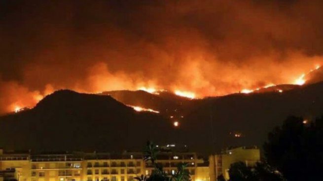 Una imagen del incendio forestal que ha devorado al menos 10 hectáreas de una zona cercana a la localidad catalana de Castelldefels. Foto: twitter