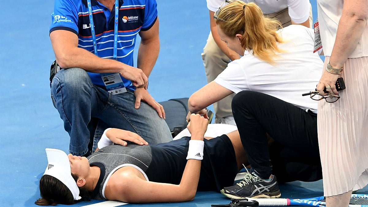 Garbiñe, tendida en el suelo de Brisbane. (Getty)