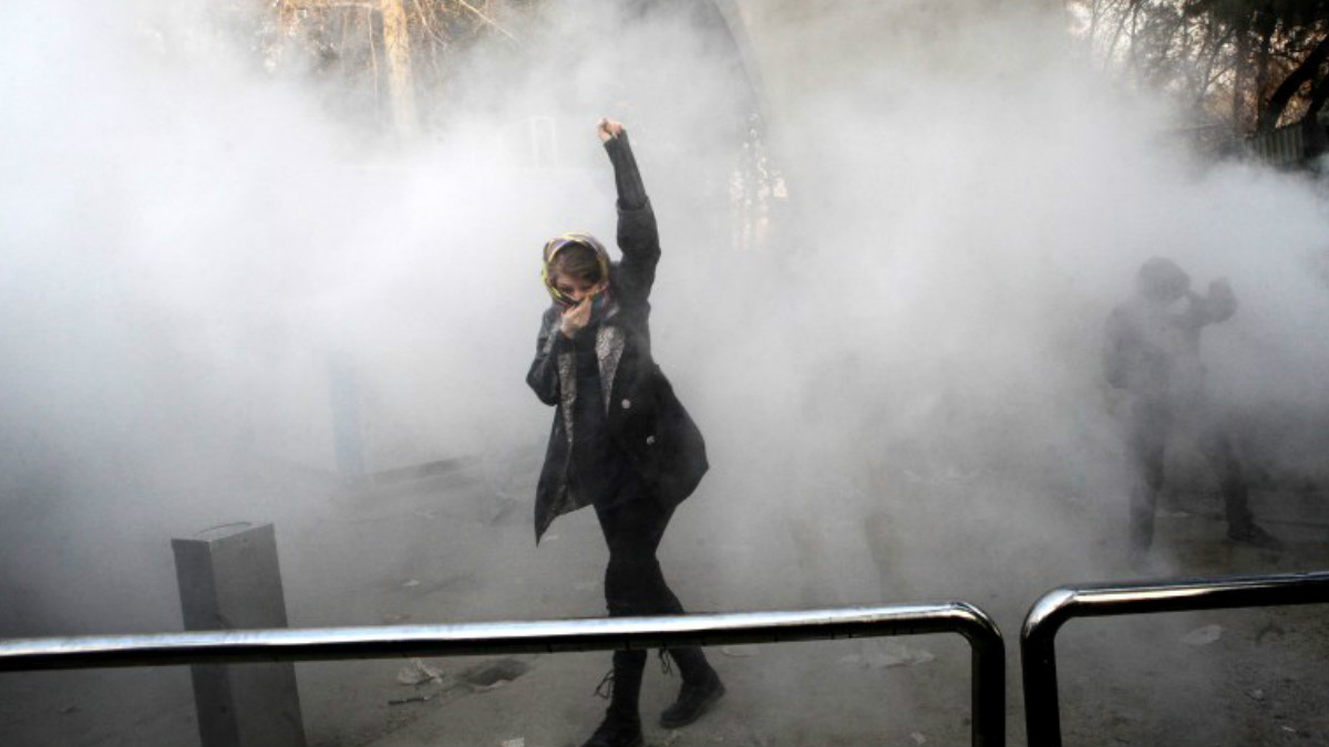 Una mujer levanta el brazo durante una de las protestas en Teherán por la creciente crisis económica que vive Irán. Foto: AFP