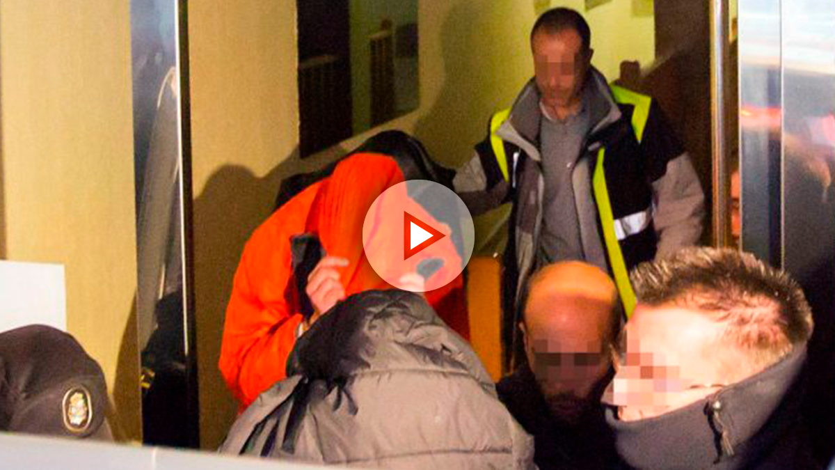 Uno de los tres detenidos de la Arandina, a su salida del juzgado. (EFE)