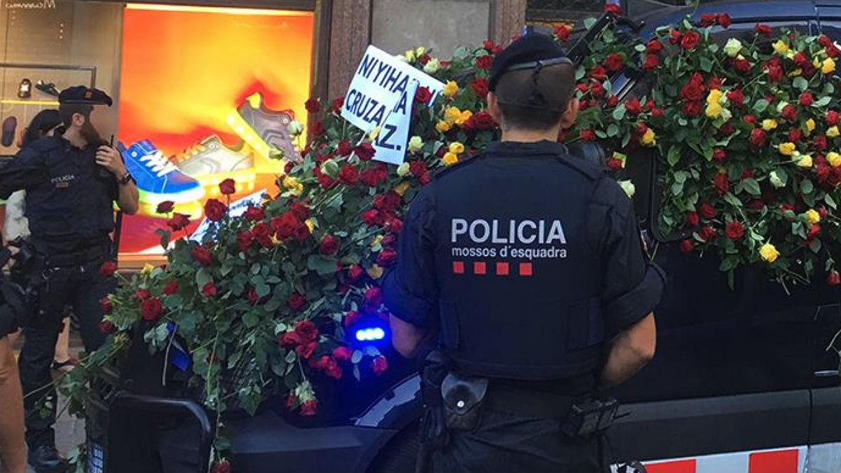 Unos mossos en las calles de Barcelona tras los atentados del 17-A. (Foto: SPC)