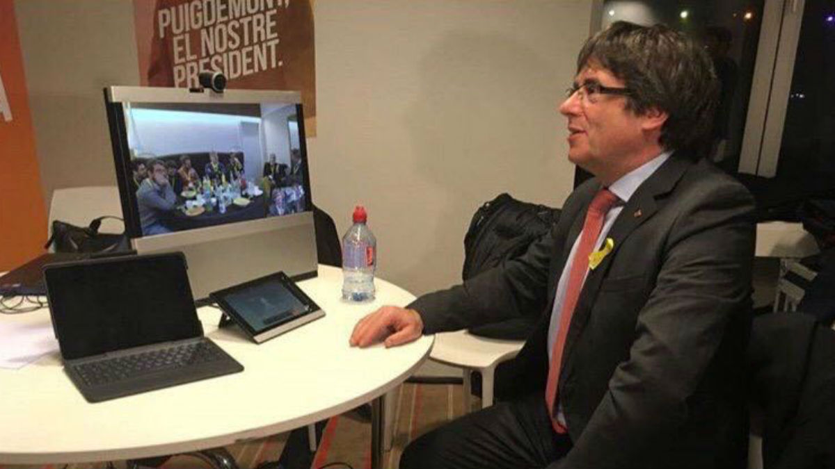 Carles Puigdemont mantiene una videoconferencia con su equipo desde Bruselas