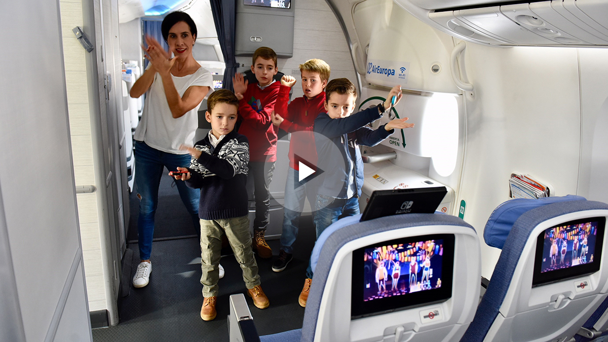 Niños bailando en uno de los aviones de Air Europa (Foto. Air Europa)