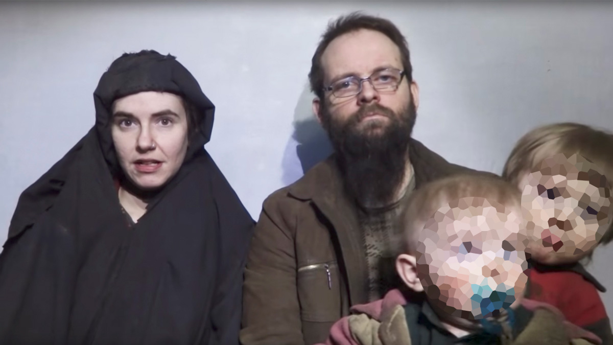 Joshua Boyle, junto a su mujer Caitlan Coleman a su llegada tras 5 años de cautiverio en manos de los Talibán de Afaganistán. A la derecha sus dos hijos nacidos en cautiverio. Foto: Agencias