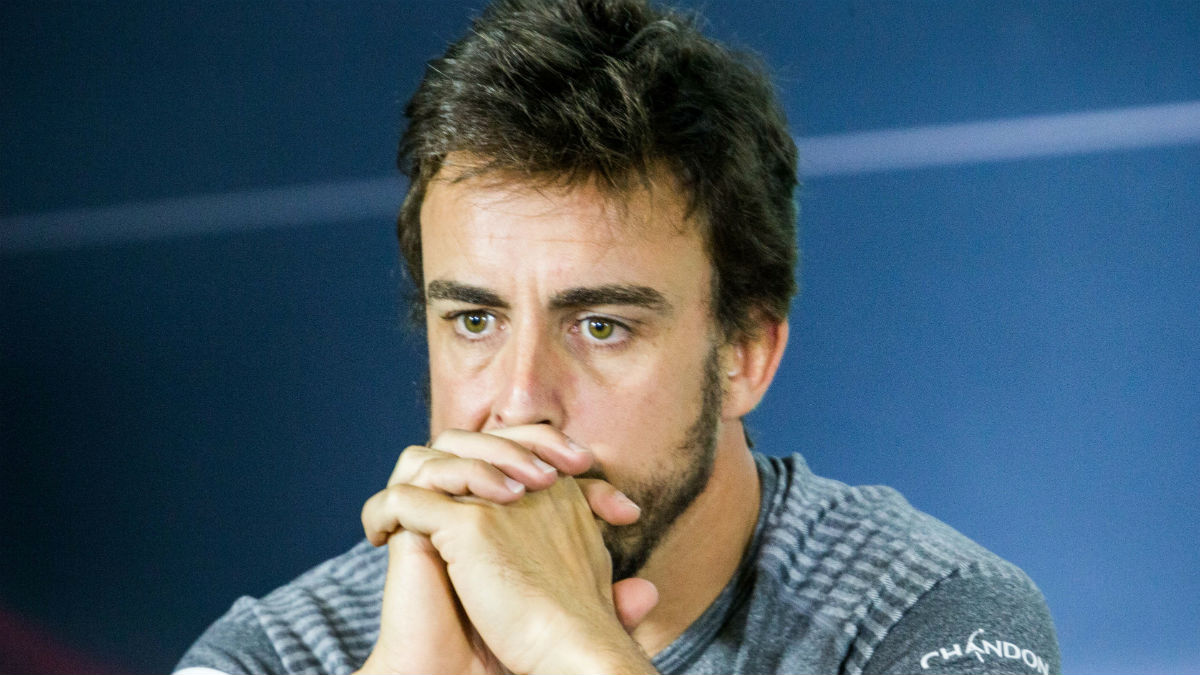 Fernando Alonso, enfadado en una rueda de prensa. (AFP)
