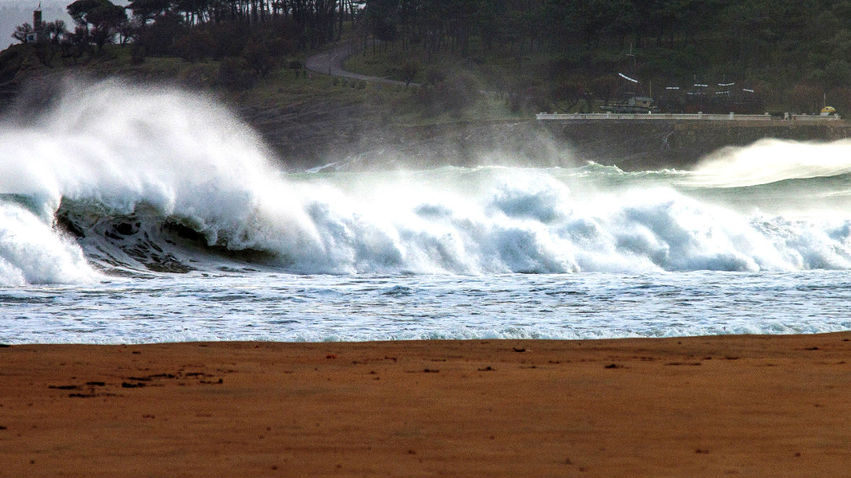 Oleaje en una playa del norte. (Foto: Efe)