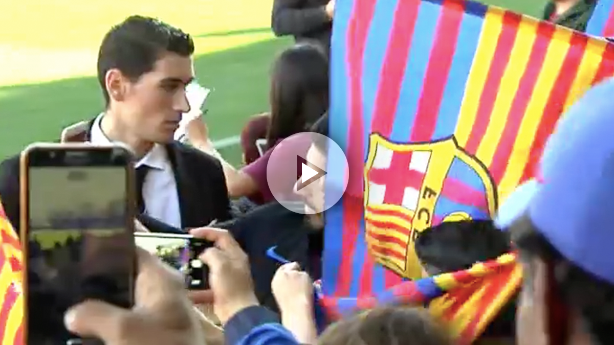 Los jugadores del Barça firmaron autógrafos a la afición reunida.