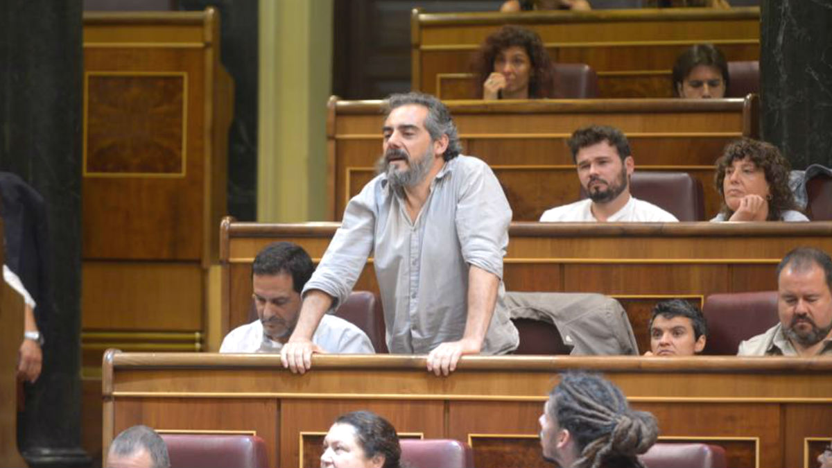 El diputado de Podemos en el Congreso, Raimundo Viejo Viñas, de pie desde su escaño