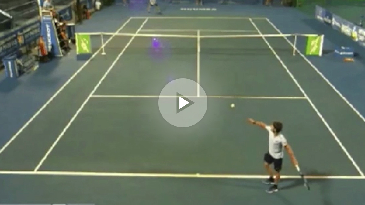 El tenista francés Corentin Moutet firmó un saque ridículo durante un partido del ATP Challenger Noumea. El jugador de 18 años se medía al norteamericano Stefan Kozlov y decidió hacer un saque globo que ni entró en el campo contrario. La imagen se hizo viral en las redes sociales. El galo, pese a ese increíble saque, logró ganar el partido por 6-7, 6-3 y 2-6.