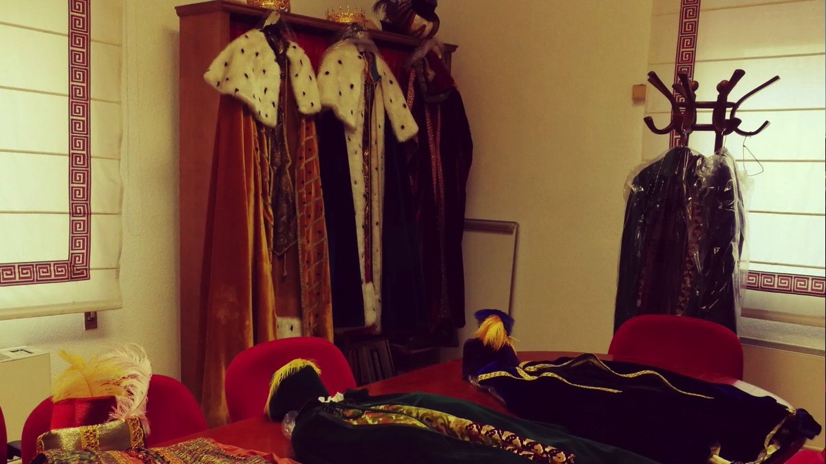 Los trajes de los tres Reyes Magos de Vallecas este 2018, uno de ellos encarnado por una mujer.