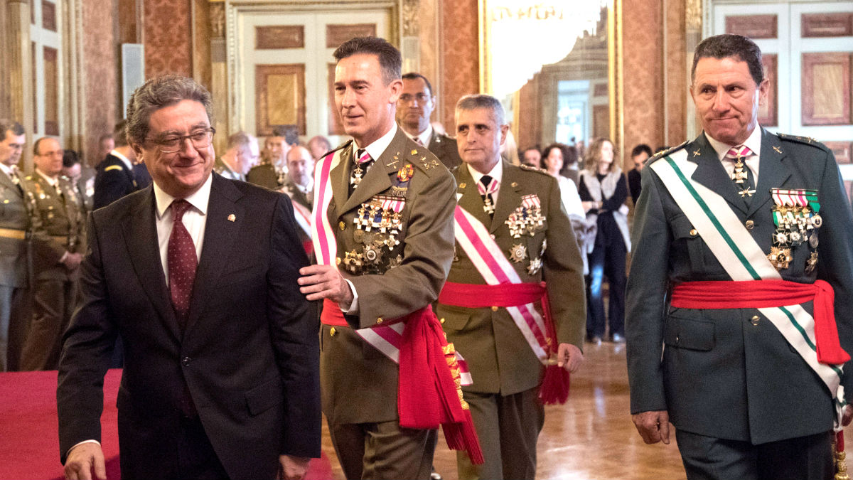 El general Fernando Aznar junto a Enric Millo y al jefe de la Guardia Civil en Cataluña (Foto: Efe).