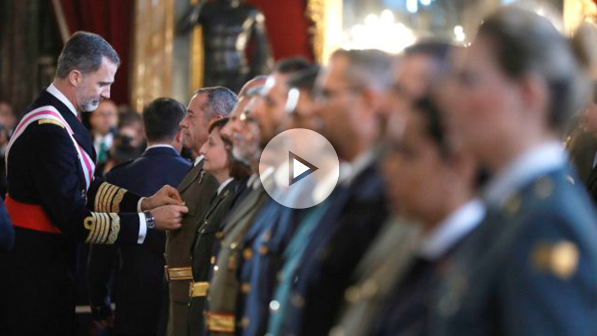 El Rey Felipe VI impone las condecoraciones en el Salón del Trono del Palacio Real, durante la celebración hoy de la Pascua Militar, que es el primero de los actos con los que se va a homenajear a los Reyes eméritos por sus aniversarios a lo largo de 2018. (Foto: Efe)
